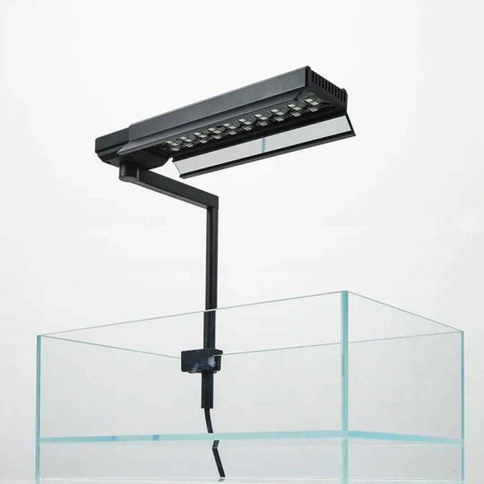 Chihiros C2 RGB Blenden an der Leuchte montiert