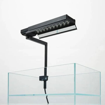 Chihiros C2 RGB Blenden an der Leuchte montiert