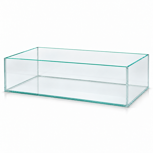 Terra-Natur Aquarium 68 × 38 × 20 cm mit transparenter Silikonverklebung auf weißem Hintergrund